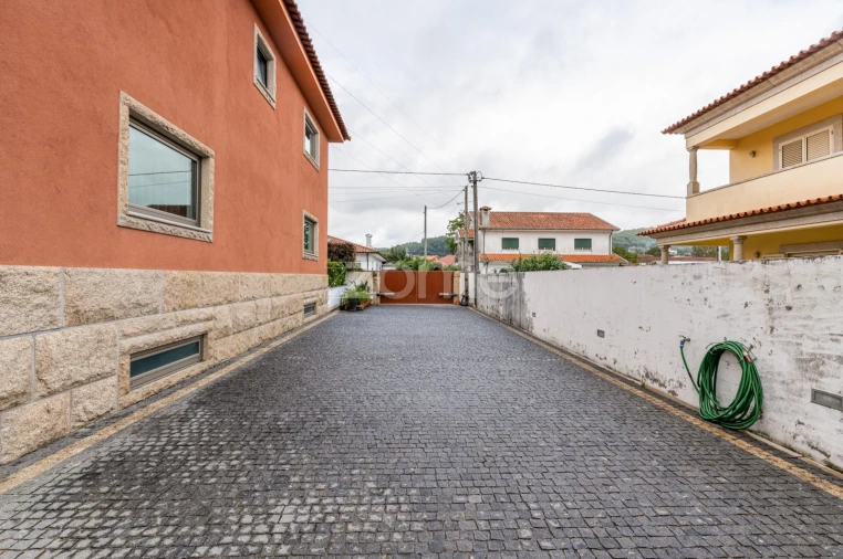 Moradia T4 para Venda em Ronfe Foto 24