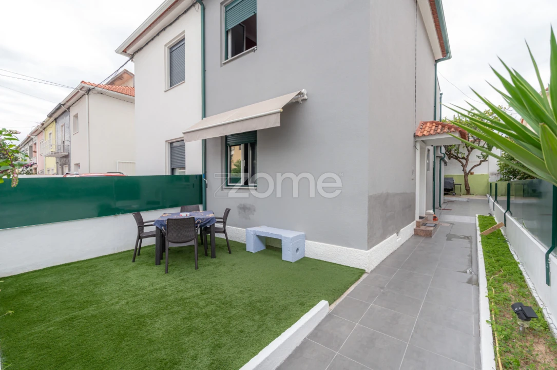 Moradia T2 para Venda em Santo Antonio dos Olivais Foto 2