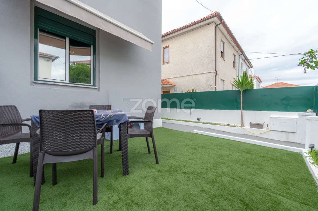 Moradia T2 para Venda em Santo Antonio dos Olivais Foto 3