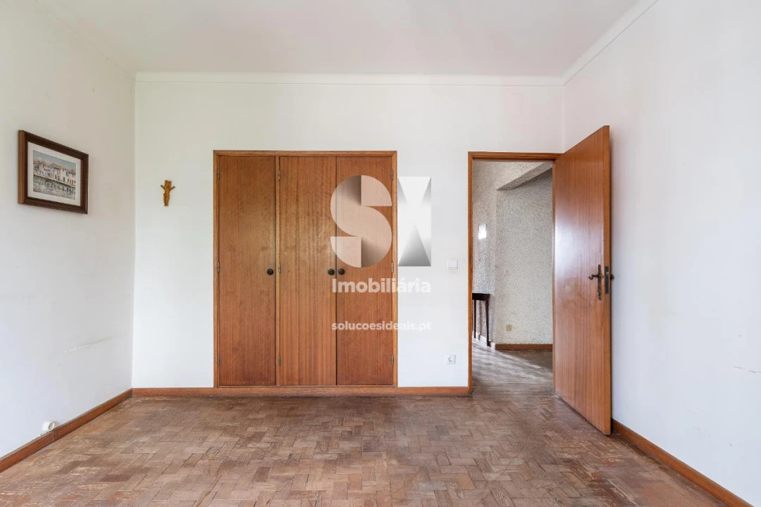 Moradia T5 para Venda em Santo Antonio dos Olivais Foto 20