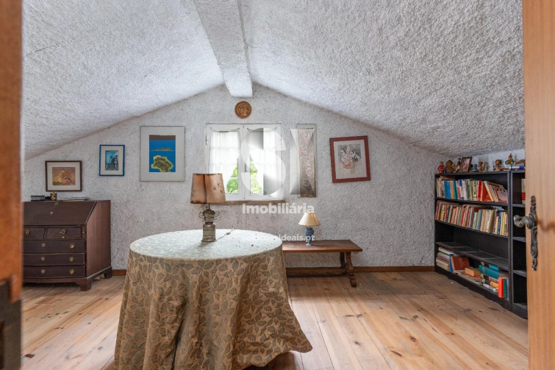 Moradia T5 para Venda em Santo Antonio dos Olivais Foto 35