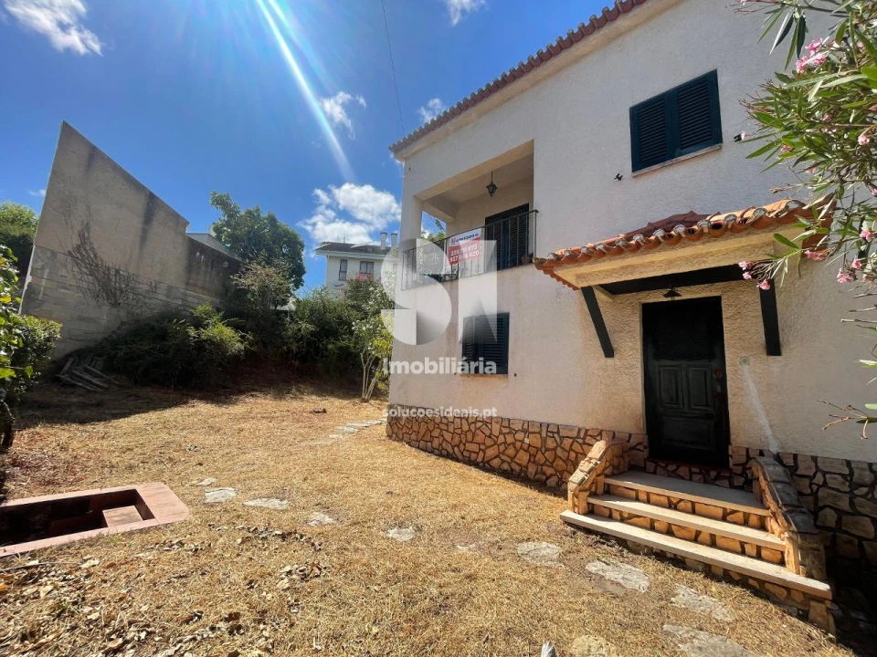 Moradia T5 para Venda em Santo Antonio dos Olivais Foto 38