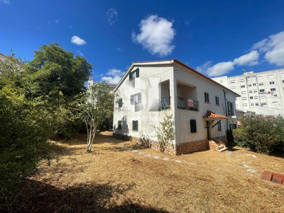 Moradia T5 para Venda em Santo Antonio dos Olivais Foto 1