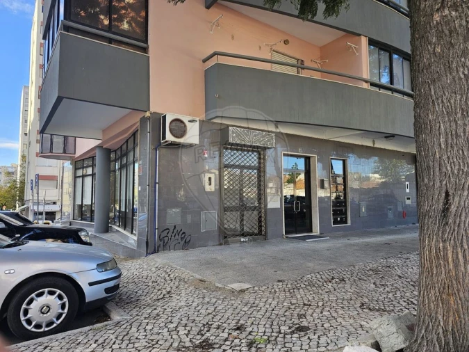 Loja para Arrendamento em Alto do Seixalinho, Santo André e Verderena