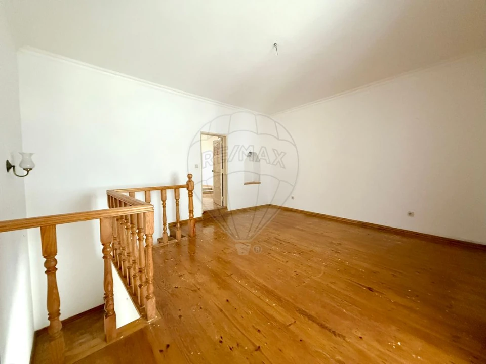 Moradia T2 para Venda em Dois Portos e Runa Foto 8