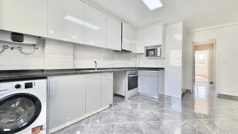 Apartamento T2 para Venda em Agualva e Mira-Sintra