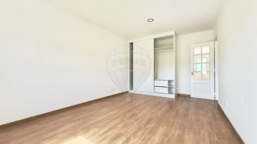 Apartamento T2 para Venda em Agualva e Mira-Sintra Foto 6