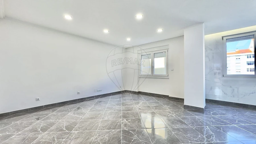 Apartamento T2 para Venda em Agualva e Mira-Sintra Foto 4
