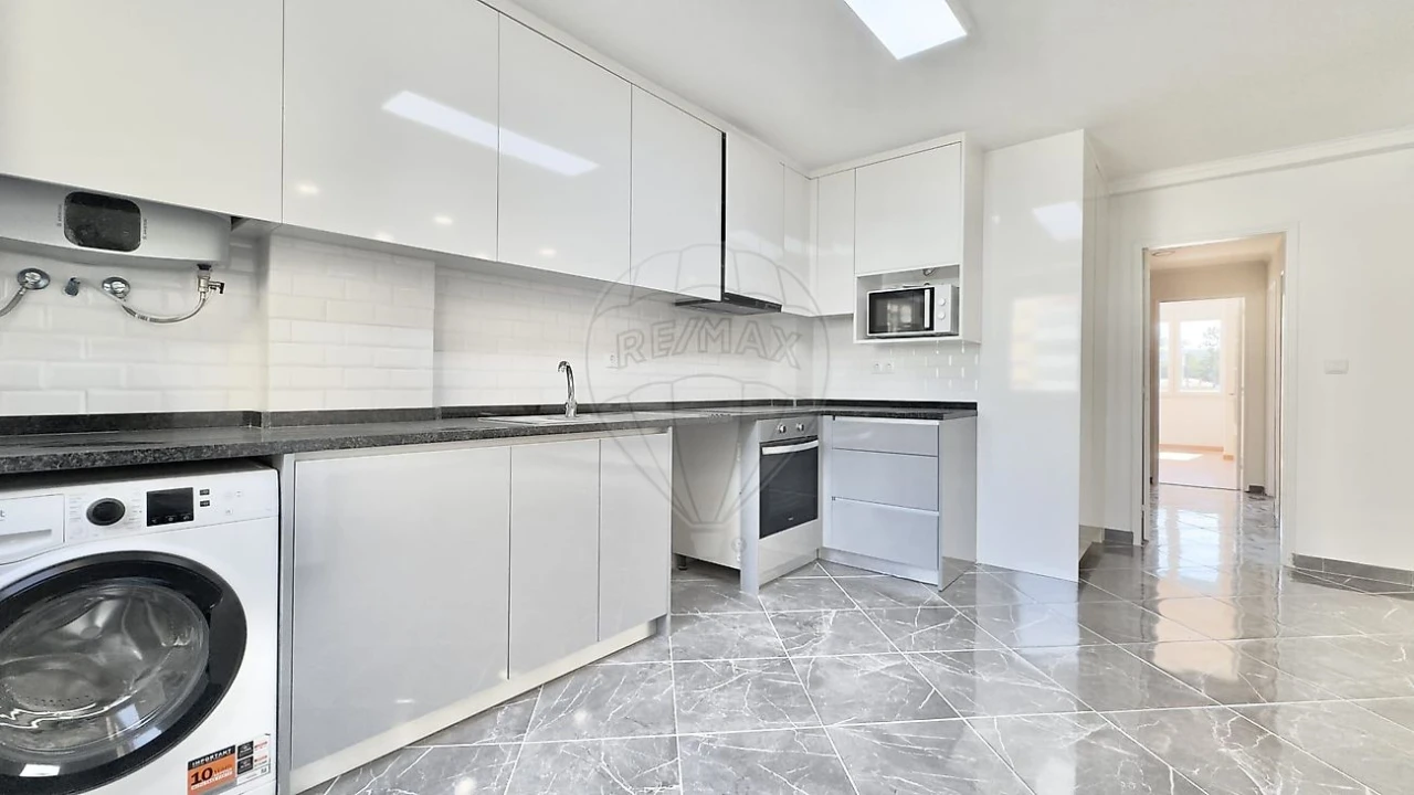 Apartamento T2 para Venda em Agualva e Mira-Sintra Foto 3