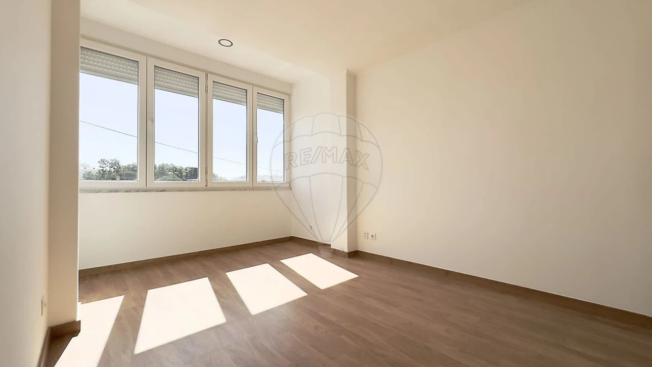 Apartamento T2 para Venda em Agualva e Mira-Sintra Foto 8
