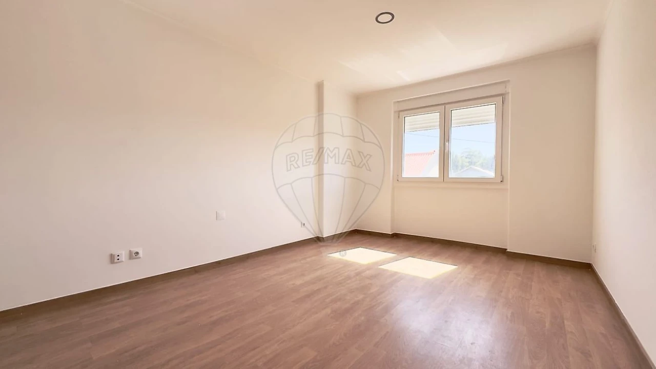 Apartamento T2 para Venda em Agualva e Mira-Sintra Foto 11