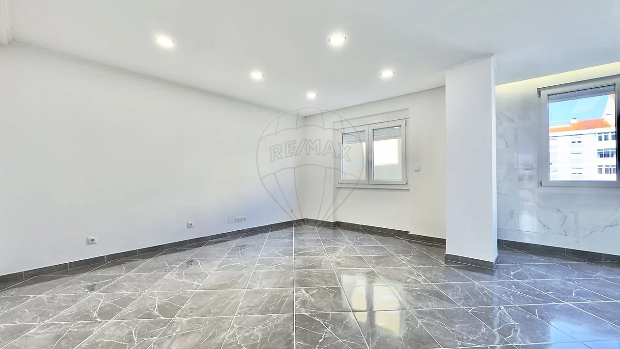Apartamento T2 para Venda em Agualva e Mira-Sintra Foto 4