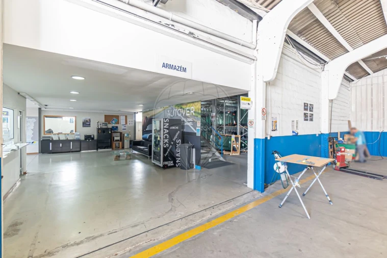 Armazém para Venda em Serzedo e Perosinho Foto 8