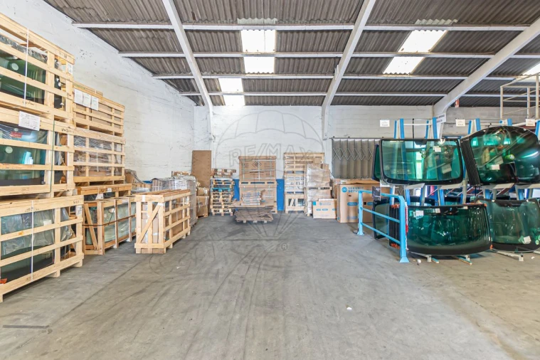 Armazém para Venda em Serzedo e Perosinho Foto 9