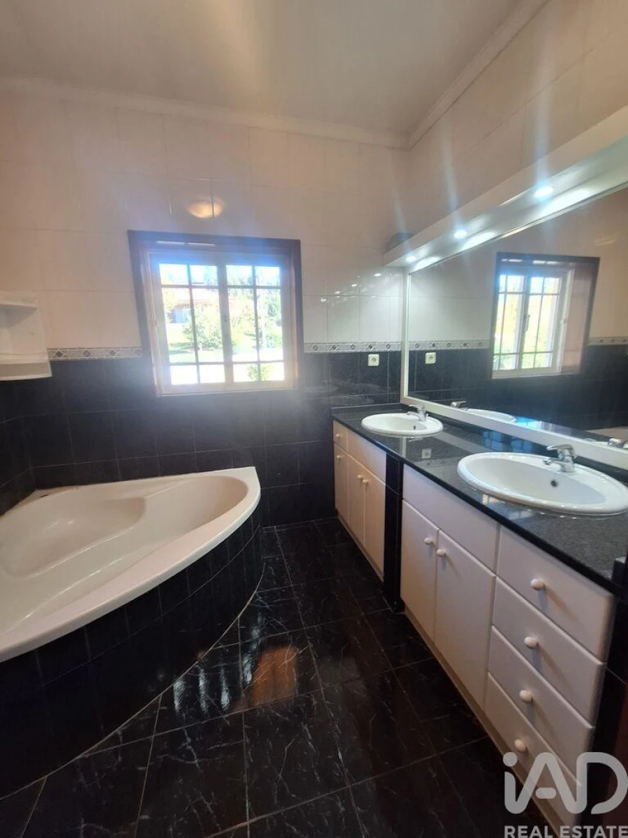 Moradia T4 para Venda em Recarei Foto 27