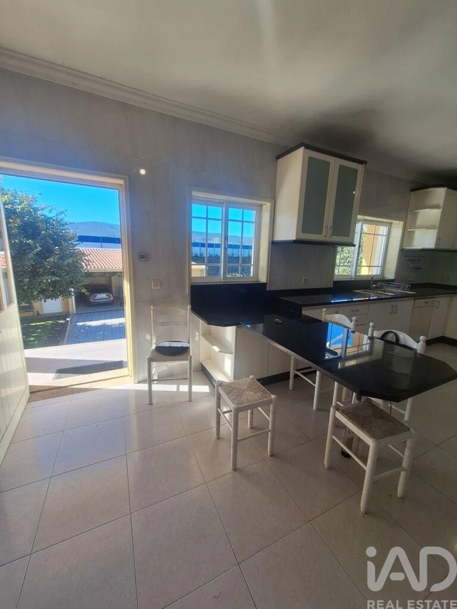 Moradia T4 para Venda em Recarei Foto 16