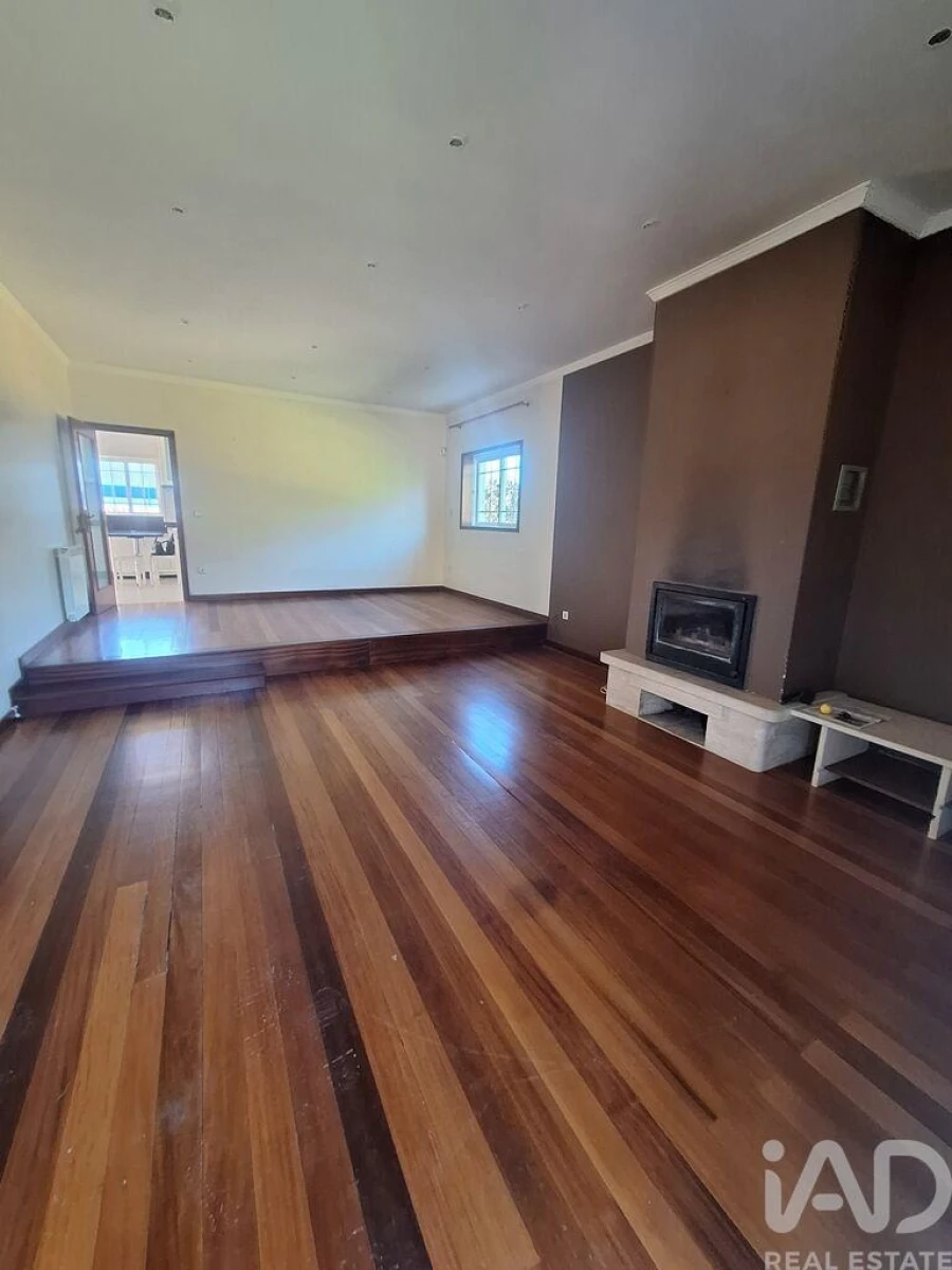 Moradia T4 para Venda em Recarei Foto 11