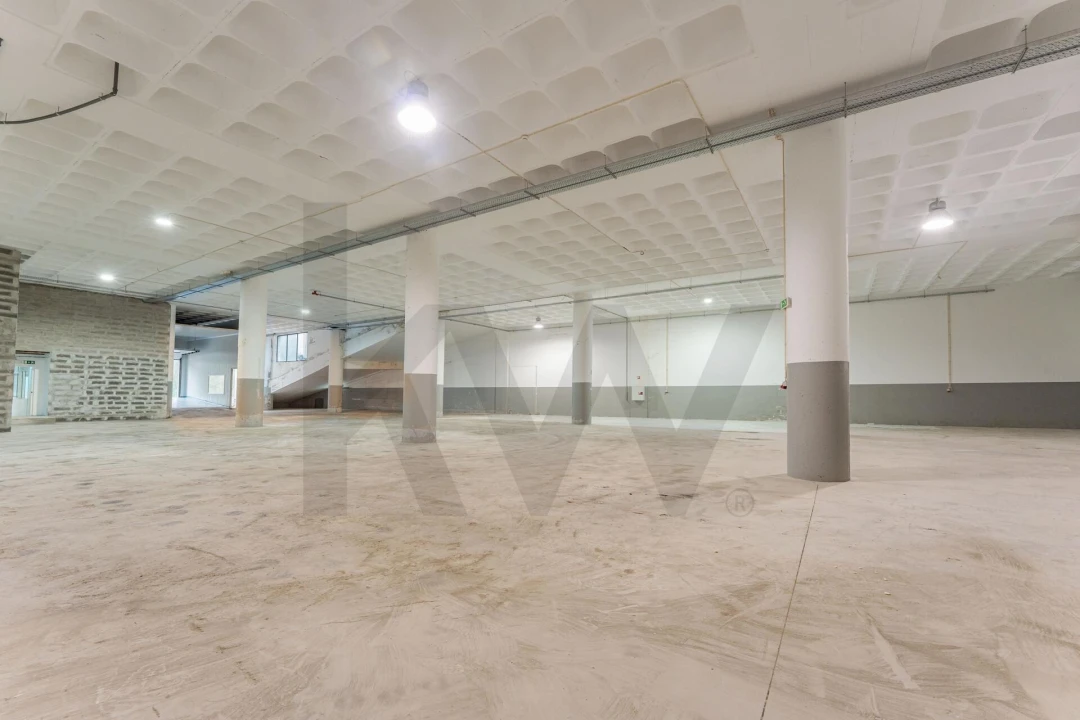 Armazém para Arrendamento em Caniço Foto 1