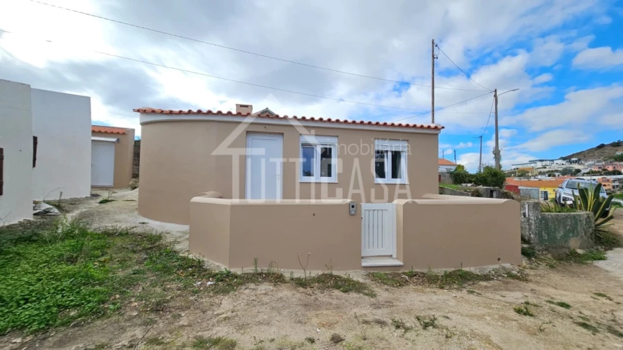 Moradia T2 para Venda em Venda do Pinheiro e Santo Estêvão das Galés Foto 3