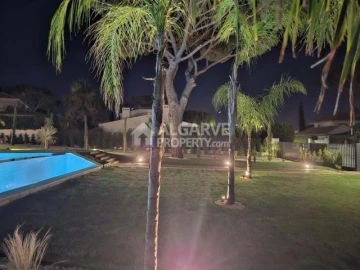 Moradia T4 para Venda em Quarteira