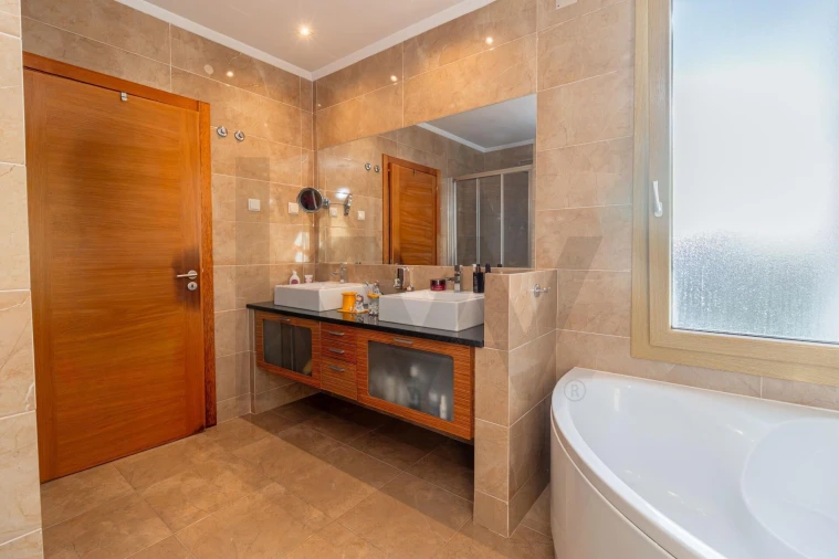 Moradia T4 para Venda em Almargem do Bispo, Pêro Pinheiro e Montelavar Foto 25