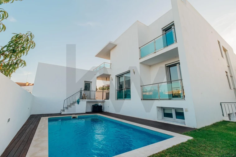 Moradia T4 para Venda em Almargem do Bispo, Pêro Pinheiro e Montelavar