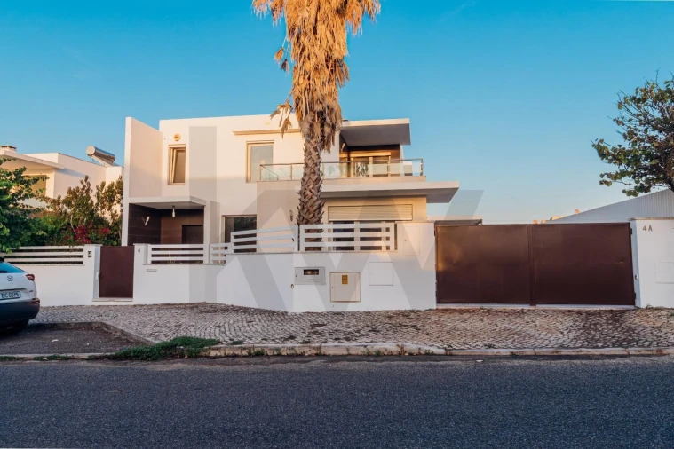 Moradia T4 para Venda em Almargem do Bispo, Pêro Pinheiro e Montelavar Foto 5