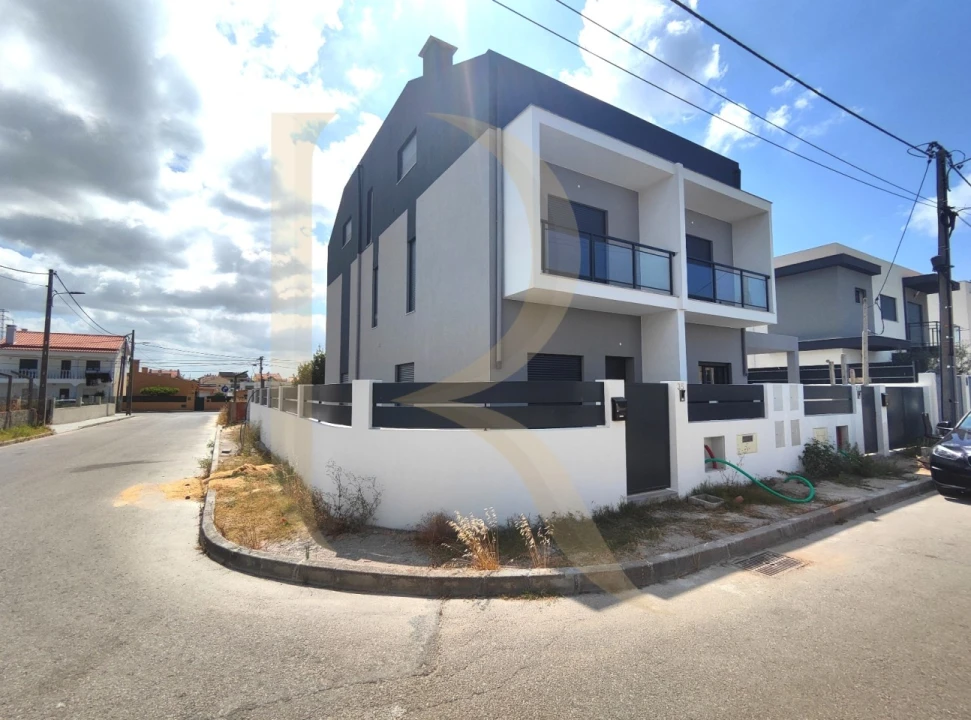 Moradia T4 para Venda em Fernao Ferro Foto 1