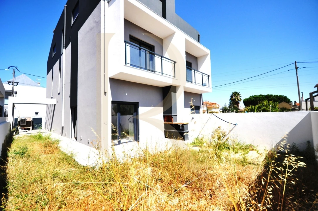 Moradia T4 para Venda em Fernao Ferro Foto 7
