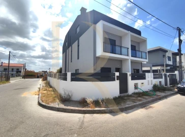 Moradia T4 para Venda em Fernao Ferro