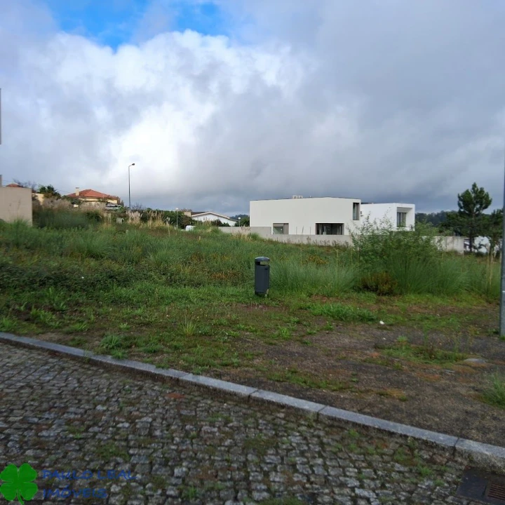 Terreno para Venda em Castêlo da Maia Foto 2