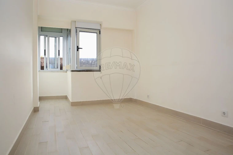 Apartamento T1 para Venda em Carcavelos e Parede Foto 4