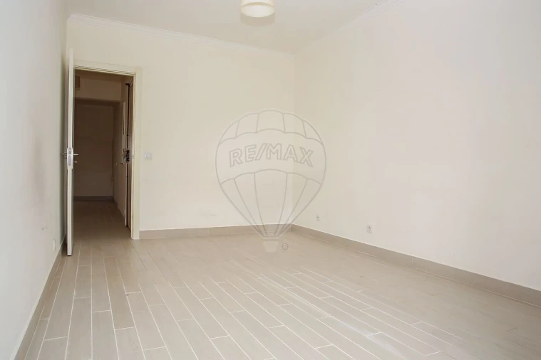 Apartamento T1 para Venda em Carcavelos e Parede Foto 3