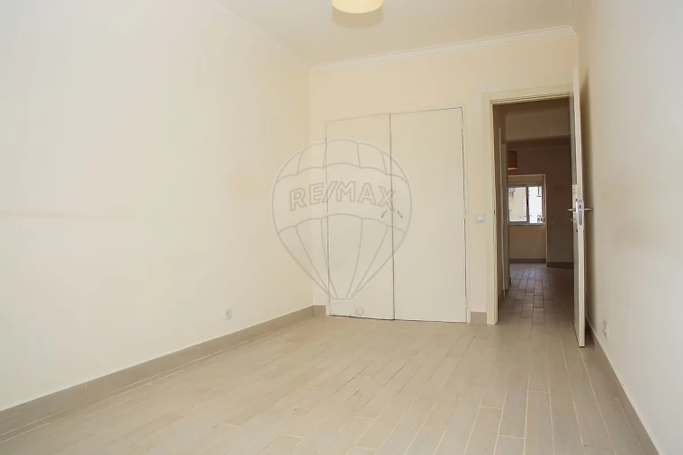 Apartamento T1 para Venda em Carcavelos e Parede Foto 5