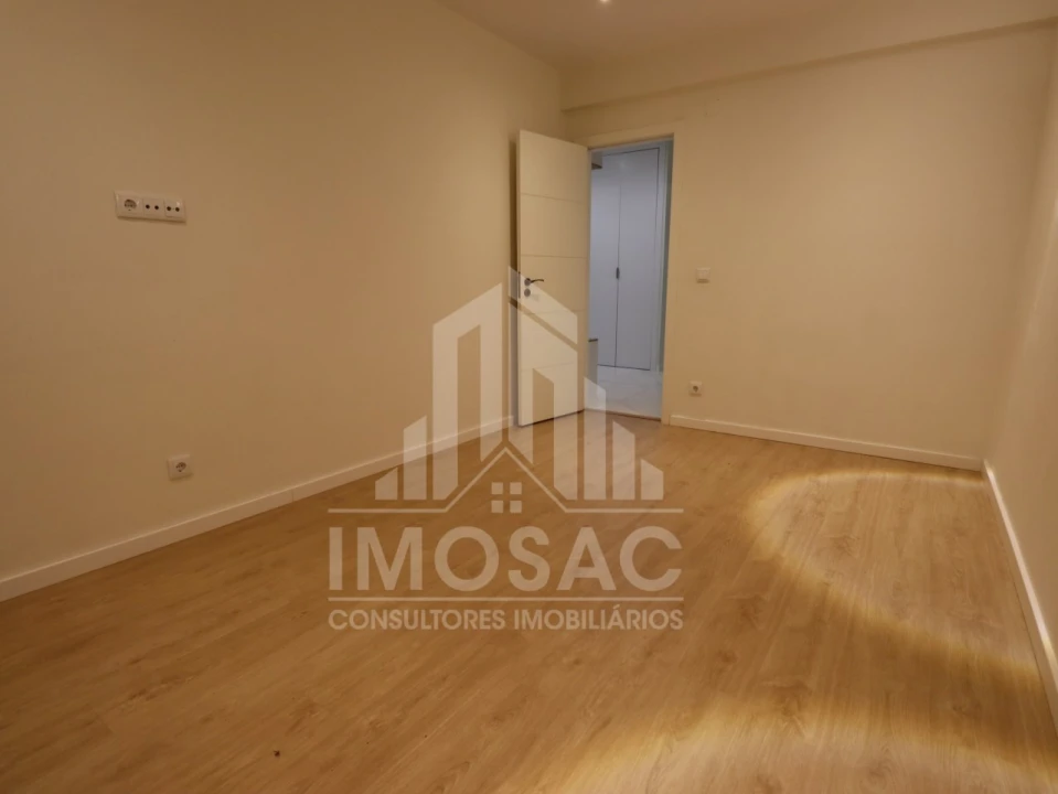 Apartamento T2 para Venda em Santo António dos Cavaleiros e Frielas Foto 19