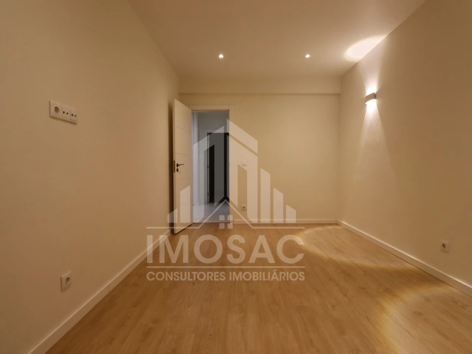 Apartamento T2 para Venda em Santo António dos Cavaleiros e Frielas Foto 21