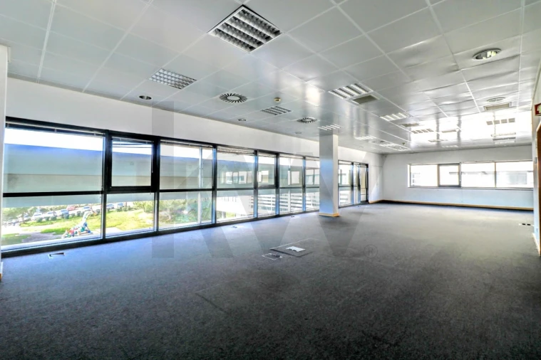 Escritório para Arrendamento em Porto Salvo Foto 4