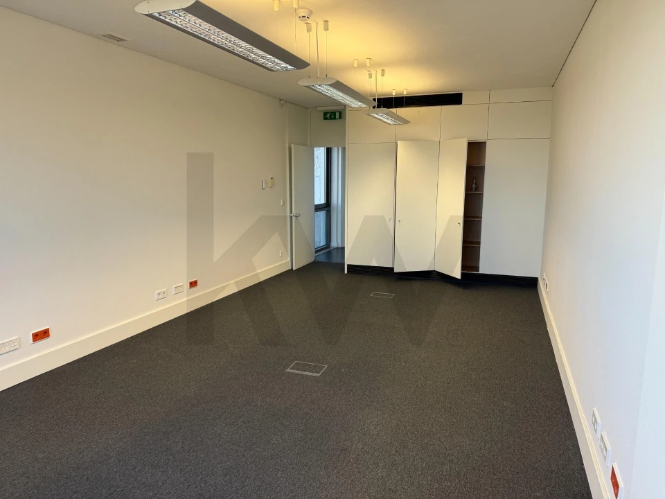 Escritório para Arrendamento em Porto Salvo Foto 10