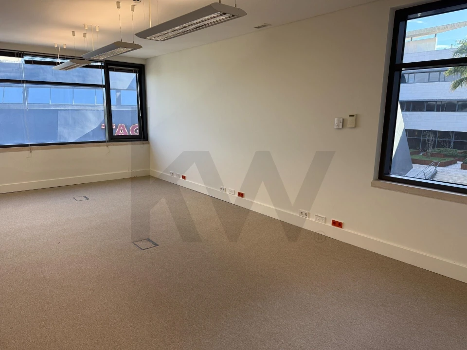 Escritório para Arrendamento em Porto Salvo Foto 9