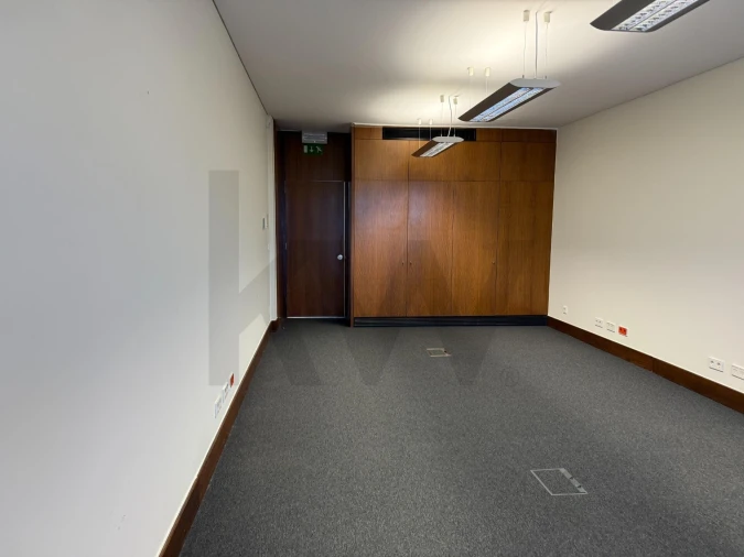 Escritório para Arrendamento em Porto Salvo Foto 13