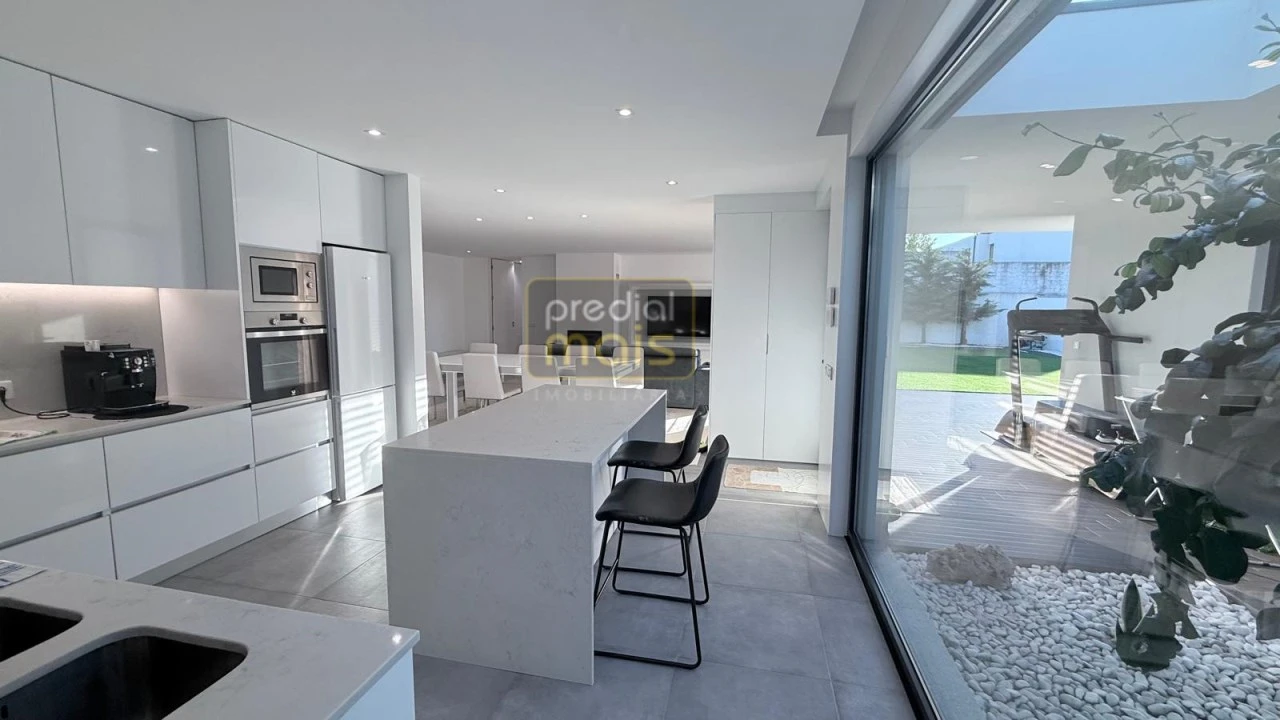 Moradia T3 para Venda em Louro Foto 10