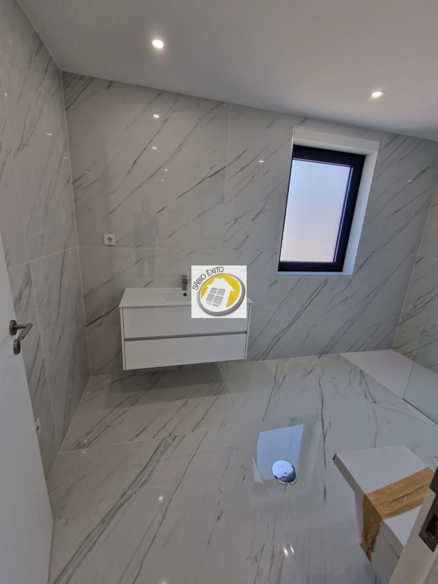 Moradia T4 para Venda em Serzedo e Perosinho Foto 27