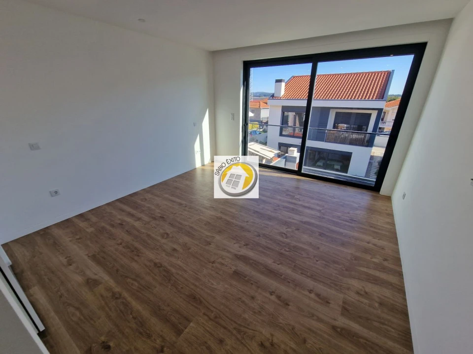 Moradia T4 para Venda em Serzedo e Perosinho Foto 17