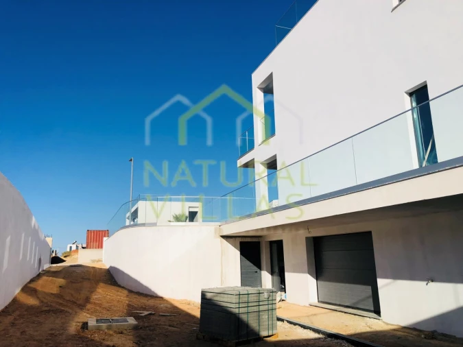 Moradia T4 para Venda em Guia Foto 2