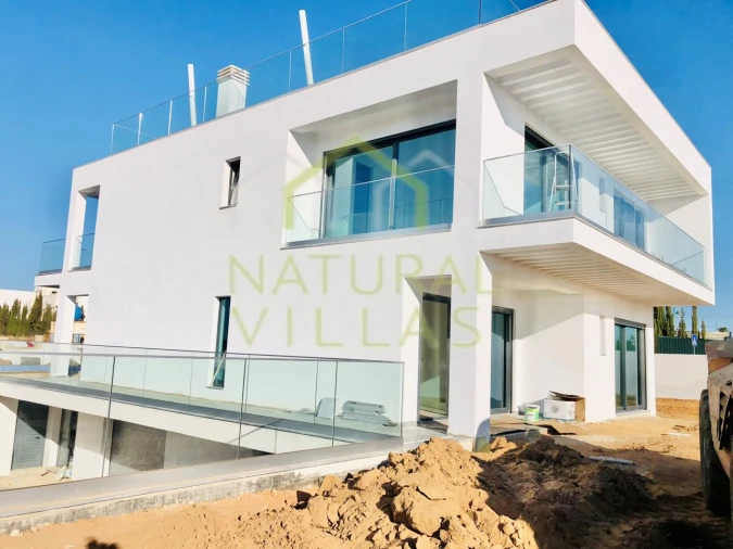 Moradia T4 para Venda em Guia Foto 3