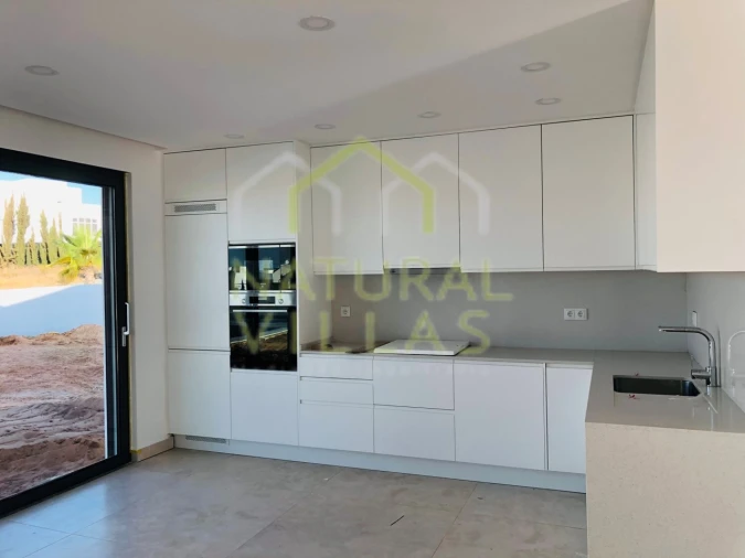 Moradia T4 para Venda em Guia Foto 5