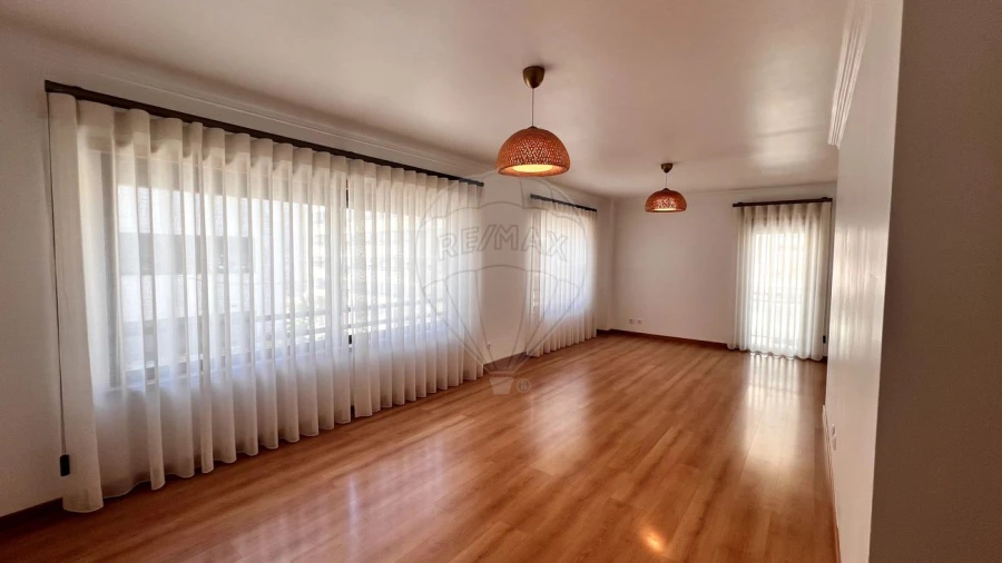 Apartamento T2 para Arrendamento em Santo António dos Cavaleiros e Frielas Foto 11