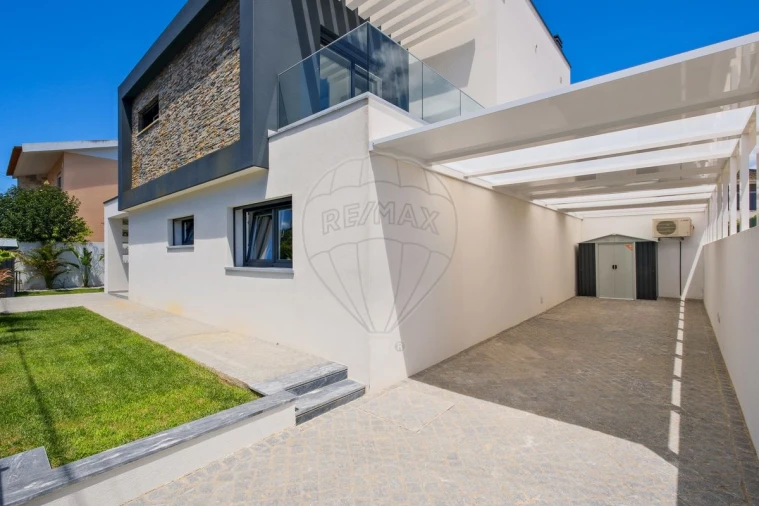 Moradia T4 para Venda em São Domingos de Rana Foto 24