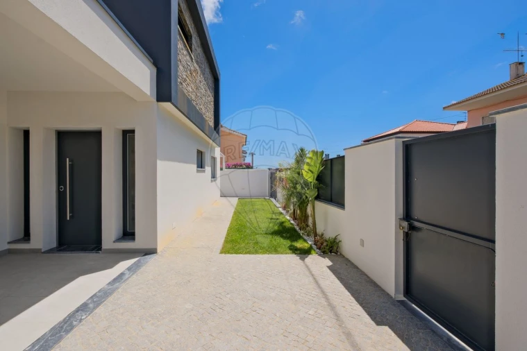 Moradia T4 para Venda em São Domingos de Rana Foto 23