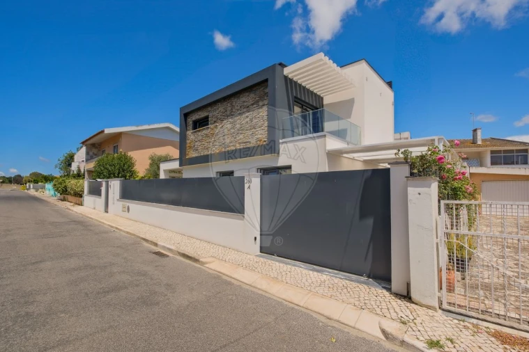 Moradia T4 para Venda em São Domingos de Rana Foto 19